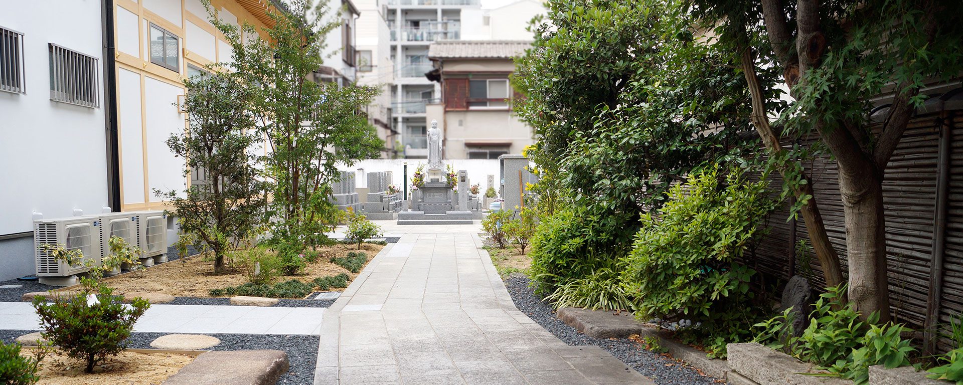 Osaka Metro谷町線中崎町駅より徒歩約7分のアクセス便利な寺院墓地